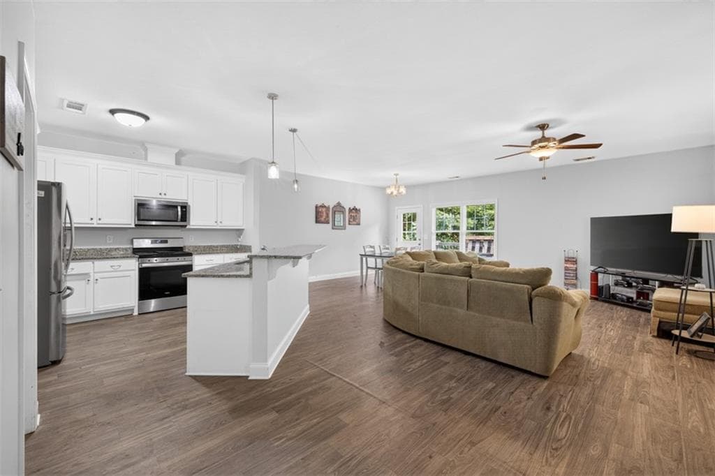 3 bedroom, 2 bathroom, 1,644 sq ft single family residence for sale at 4307 Pearhaven Lane, Gainesville, GA 30504 — photo 2