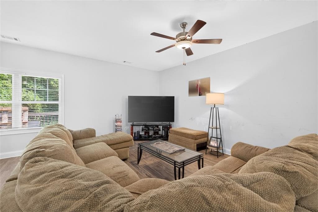 3 bedroom, 2 bathroom, 1,644 sq ft single family residence for sale at 4307 Pearhaven Lane, Gainesville, GA 30504 — photo 6