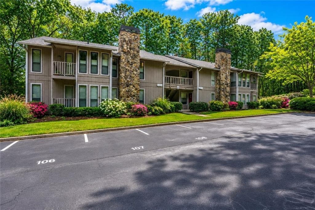 2 bedroom, 2 bathroom, 1,182 sq ft condominium for sale at 3843 Woodridge Way, Tucker, GA 30084 — photo 2