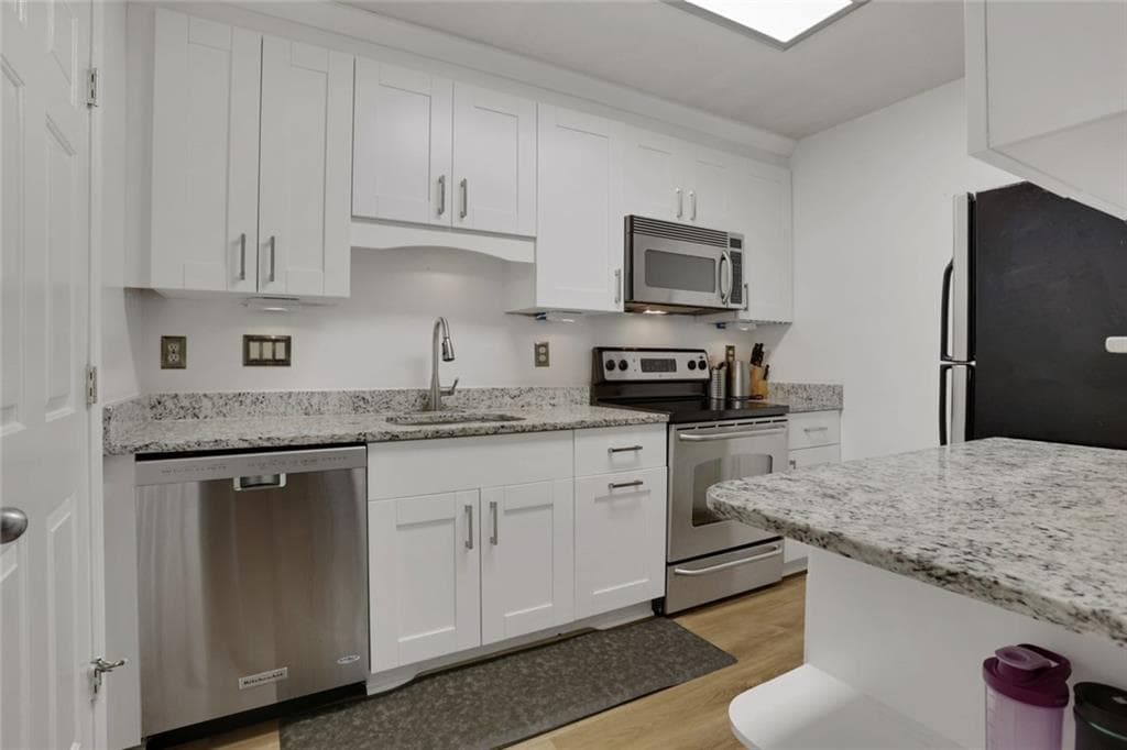 2 bedroom, 2 bathroom, 1,182 sq ft condominium for sale at 3843 Woodridge Way, Tucker, GA 30084 — photo 3