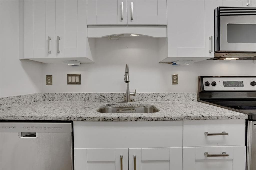 2 bedroom, 2 bathroom, 1,182 sq ft condominium for sale at 3843 Woodridge Way, Tucker, GA 30084 — photo 4