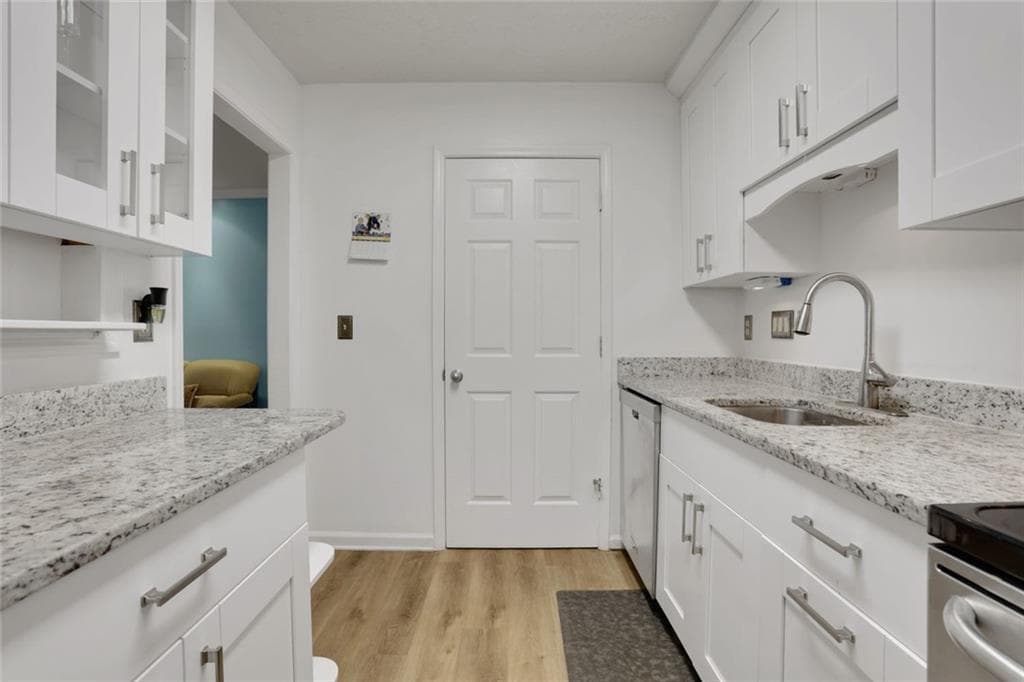2 bedroom, 2 bathroom, 1,182 sq ft condominium for sale at 3843 Woodridge Way, Tucker, GA 30084 — photo 6