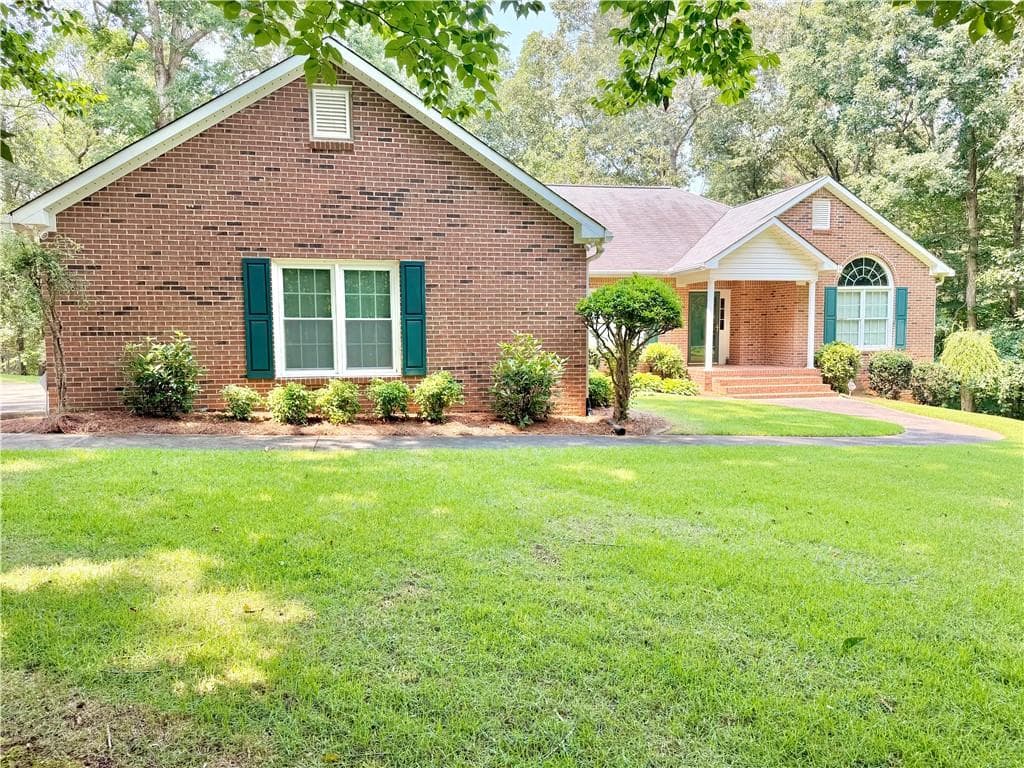 3 bedroom, 3 bathroom, 2,816 sq ft single family residence under contract at 5067 Lazy Acres Drive, Douglasville, GA 30135 — photo 2