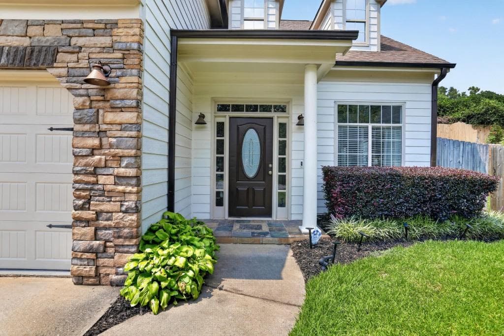 3 bedroom, 3 bathroom, 2,111 sq ft single family residence under contract at 330 Gullwing Court, Alpharetta, GA 30009 — photo 3