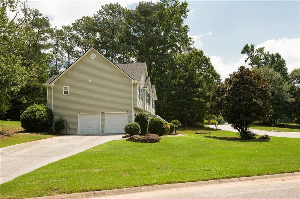 4 bedroom, 3 bathroom, 2,216 sq ft single family residence for sale at 201 Taylor Ridge Trail, Villa Rica, GA 30180 — photo 2