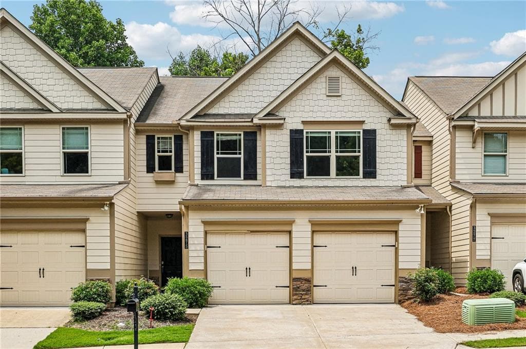 3 bedroom, 3 bathroom, 2,223 sq ft townhouse under contract at 3275 Castleberry Village Drive, Cumming, GA 30040
