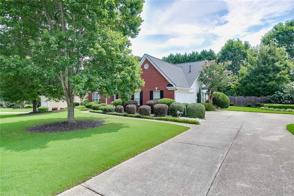 3 bedroom, 2 bathroom, 2,251 sq ft single family residence under contract at 2712 Bogan Creek Drive, Buford, GA 30519 — photo 4