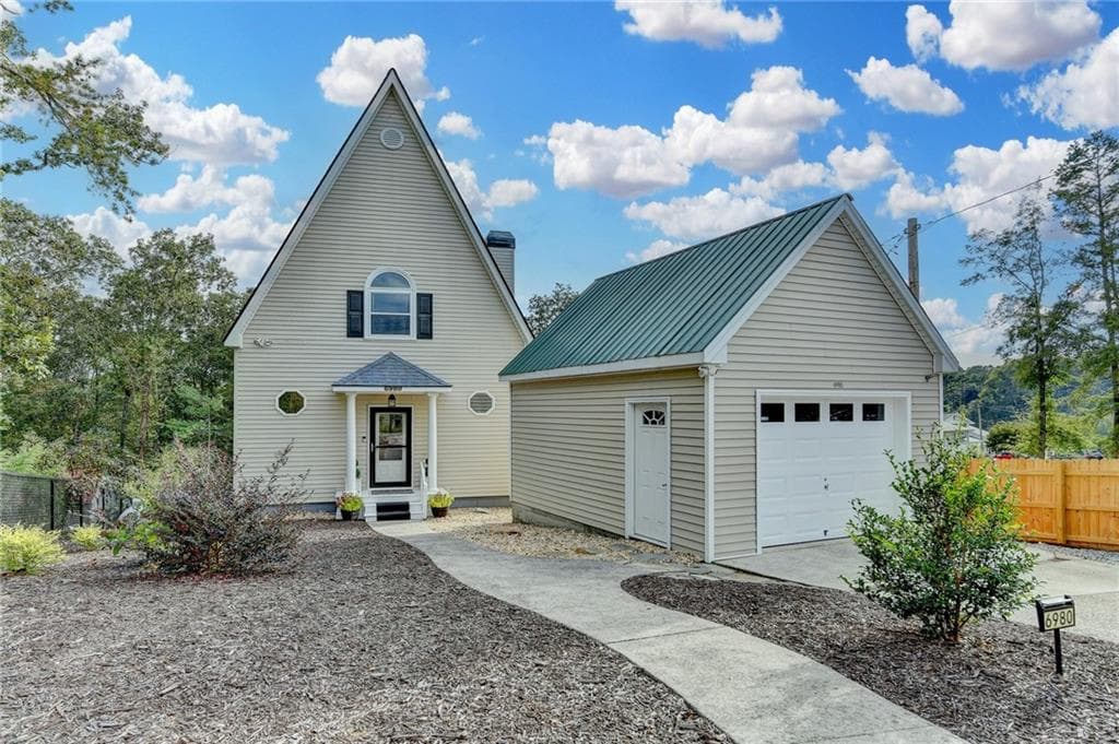 2 bedroom, 2 bathroom, 1,314 sq ft single family residence for sale at 6980 Diana Circle, Gainesville, GA 30506 — photo 3