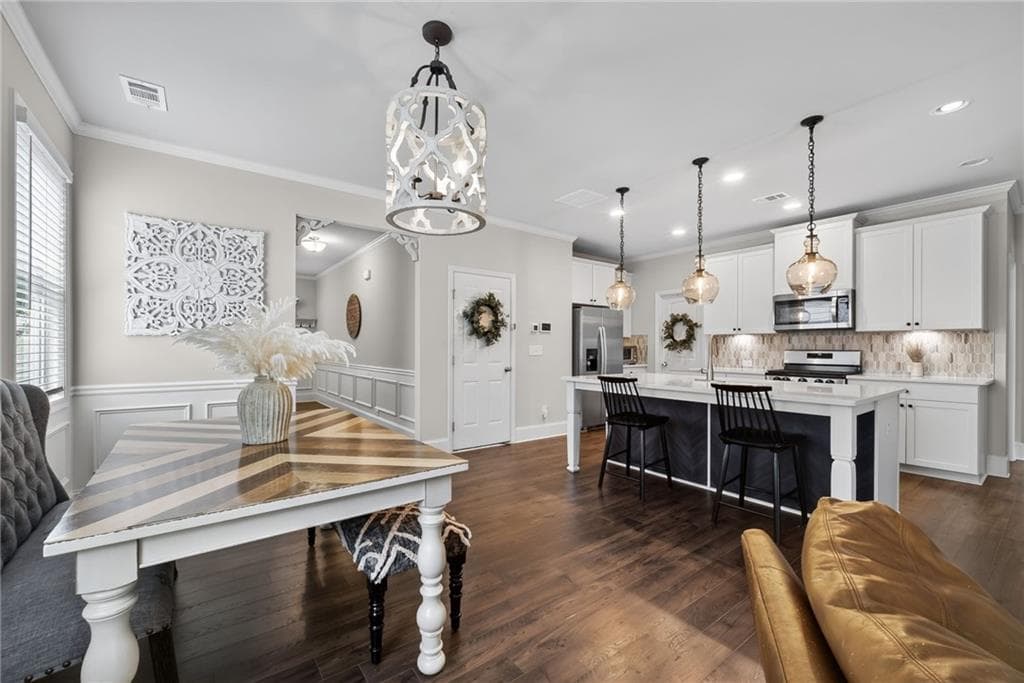5 bedroom, 3 bathroom, 2,462 sq ft single family residence for sale at 6414 Crosscreek Lane, Flowery Branch, GA 30542 — photo 2
