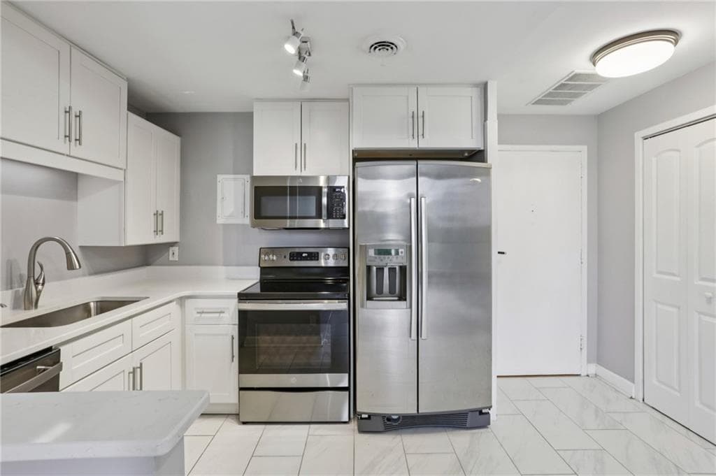 1 bedroom, 1 bathroom condominium for rent at 3060 Pharr Court 612, Atlanta, GA 30305 for $1,590 a month — photo 3