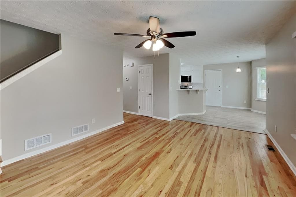 3 bedroom, 3 bathroom, 2,100 sq ft single family residence for rent at 2920 Summit Point Court, Snellville, GA 30078 for $2,295 a month — photo 3