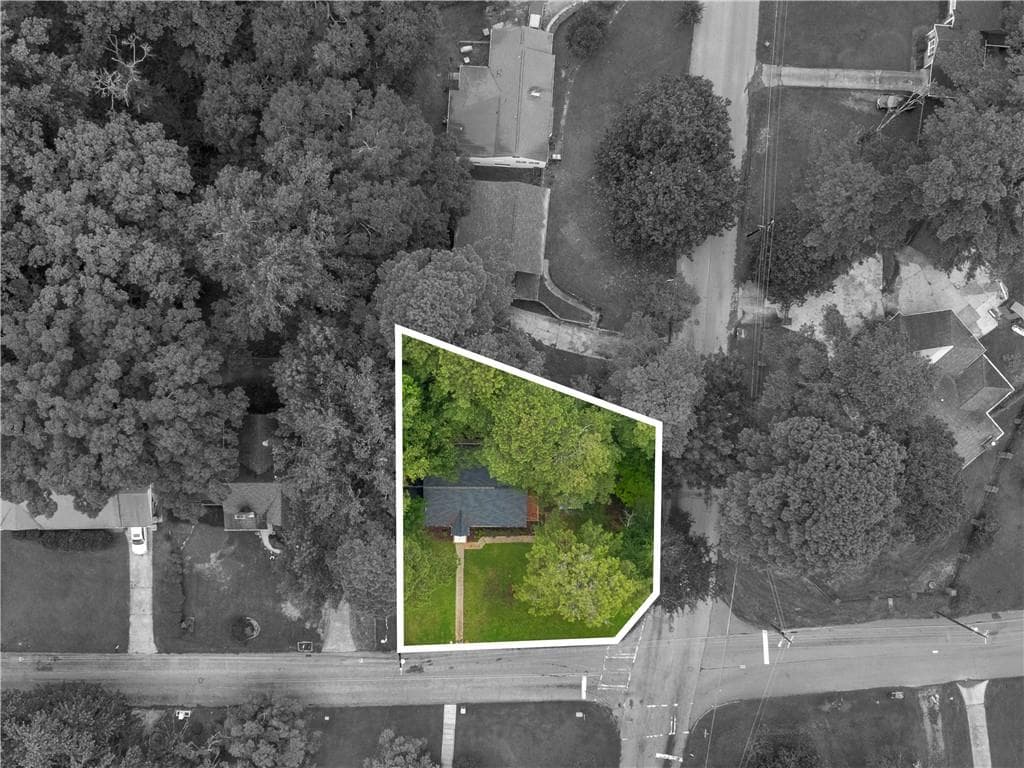 4 bedroom, 3 bathroom, 2,350 sq ft single family residence for sale at 1995 Venetian Drive, Atlanta, GA 30311 — photo 2