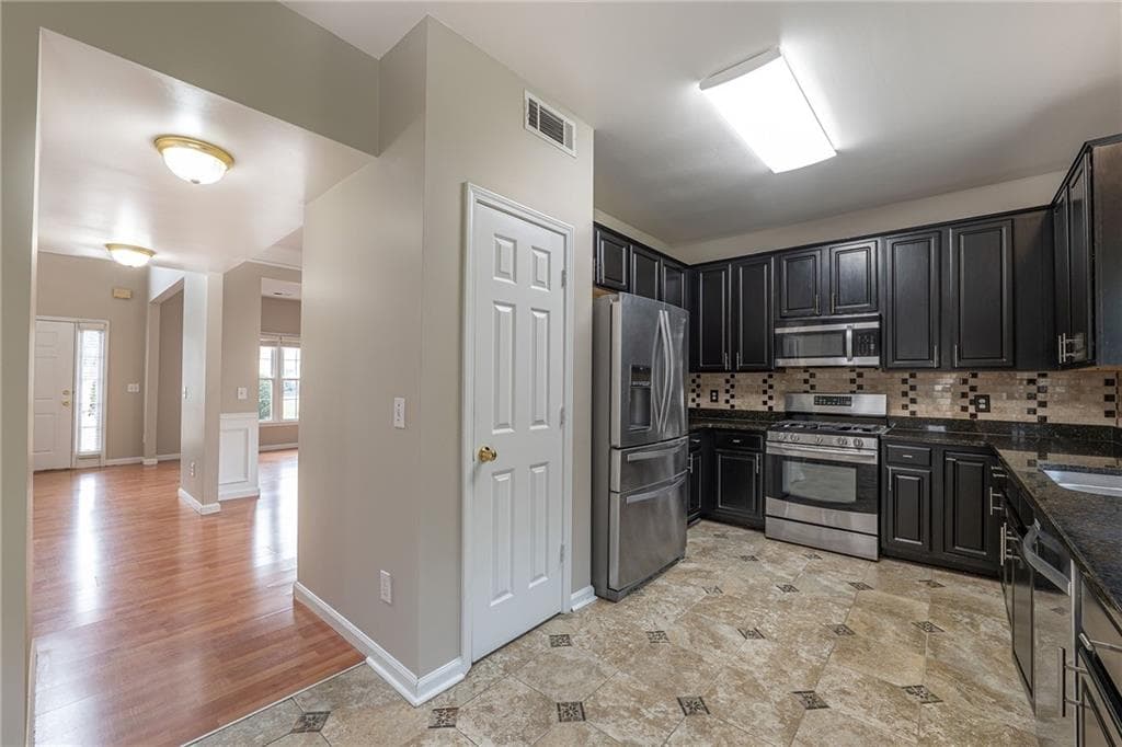 4 bedroom, 3 bathroom, 2,308 sq ft single family residence for rent at 315 Foe Creek Drive, Roswell, GA 30076 for $3,150 a month — photo 6