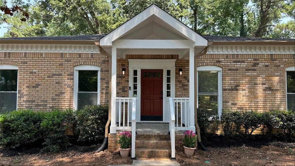 5 bedroom, 3 bathroom, 2,973 sq ft single family residence for sale at 3341 Camelot Drive, Marietta, GA 30062 — photo 2