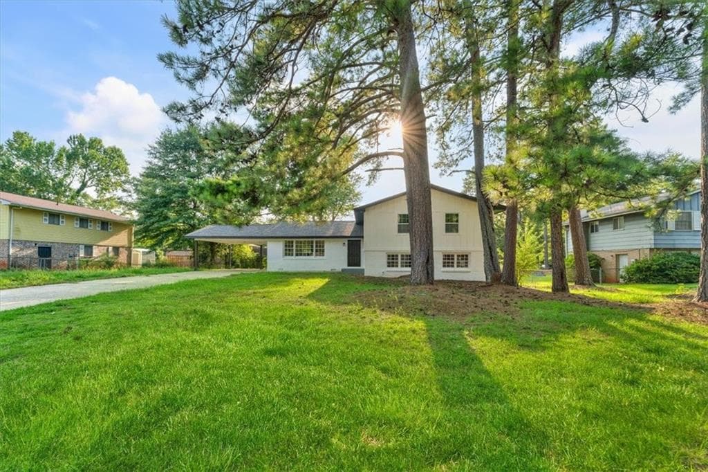 6 bedroom, 3 bathroom, 1,900 sq ft single family residence under contract at 7697 Marabou Lane, Riverdale, GA 30274 — photo 2
