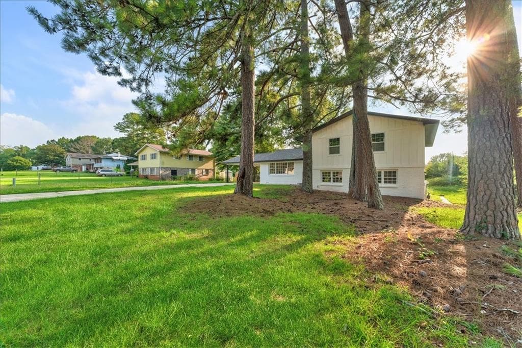 6 bedroom, 3 bathroom, 1,900 sq ft single family residence under contract at 7697 Marabou Lane, Riverdale, GA 30274 — photo 4