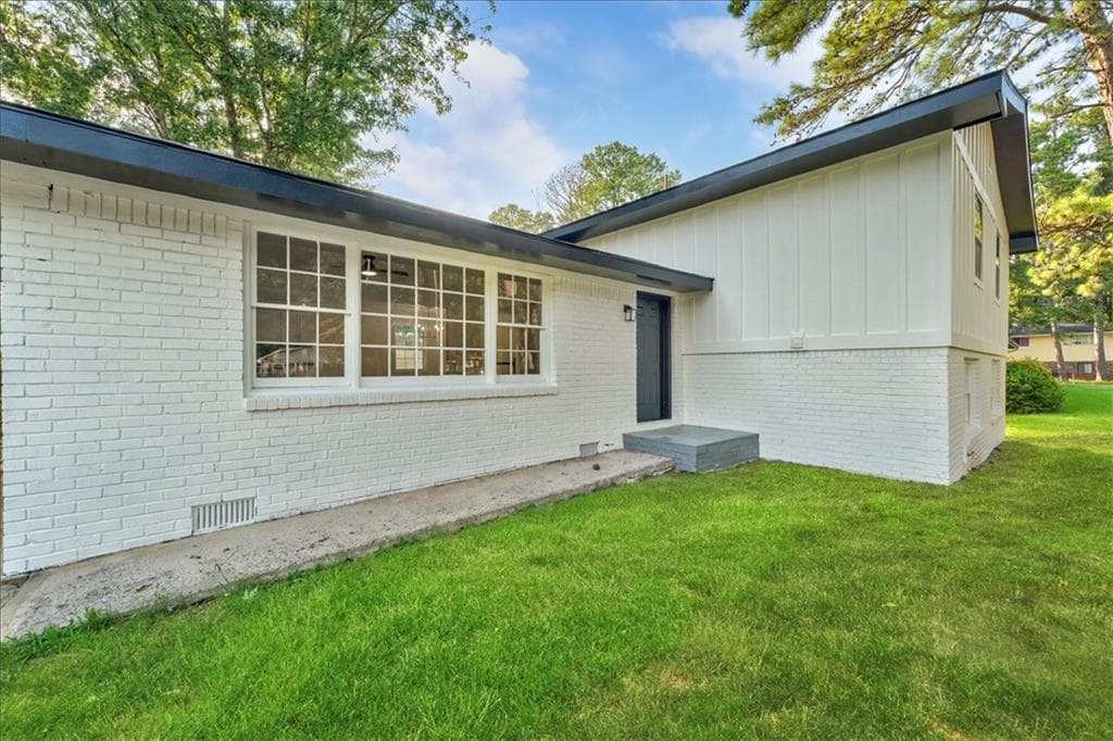 6 bedroom, 3 bathroom, 1,900 sq ft single family residence under contract at 7697 Marabou Lane, Riverdale, GA 30274 — photo 6