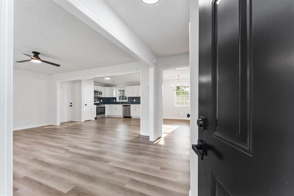 6 bedroom, 3 bathroom, 1,900 sq ft single family residence under contract at 7697 Marabou Lane, Riverdale, GA 30274 — photo 8