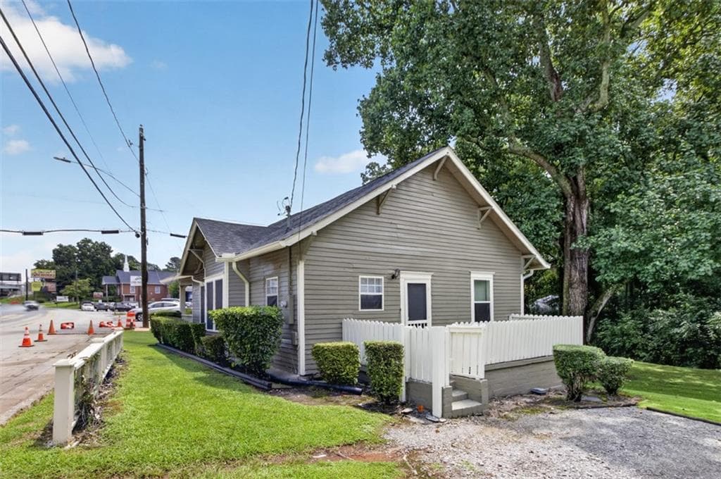 2 bedroom, 1 bathroom, 967 sq ft single family residence for sale at 1070 Forrest Avenue, Stone Mountain, GA 30083 — photo 6