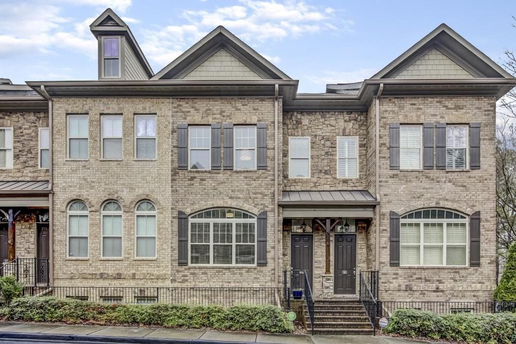 3 bedroom, 4 bathroom, 2,116 sq ft townhouse for rent at 905 Telfair Close, Sandy Springs, GA 30350 for $3,100 a month — photo 1 of 26