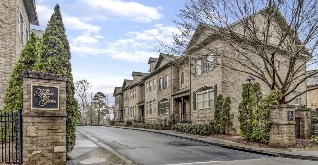 3 bedroom, 4 bathroom, 2,116 sq ft townhouse for rent at 905 Telfair Close, Sandy Springs, GA 30350 for $3,100 a month — photo 2