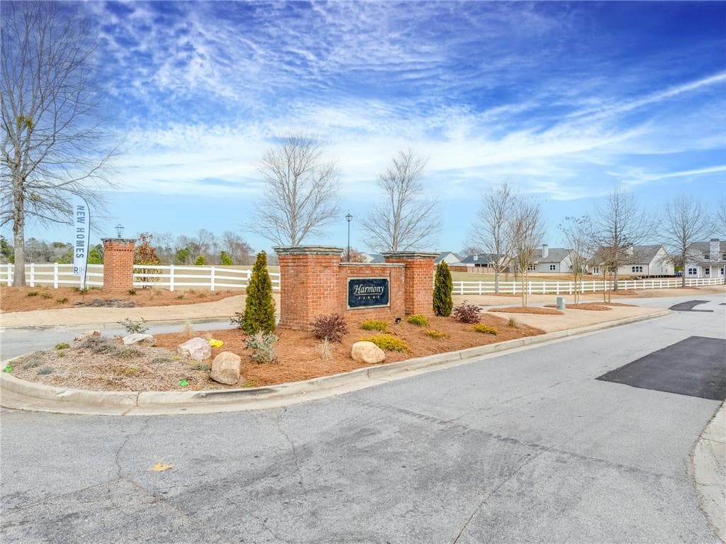 4 bedroom, 3 bathroom, 2,188 sq ft single family residence under contract at 144 Harmony Farms Orchard, Eatonton, GA 31024 — photo 2
