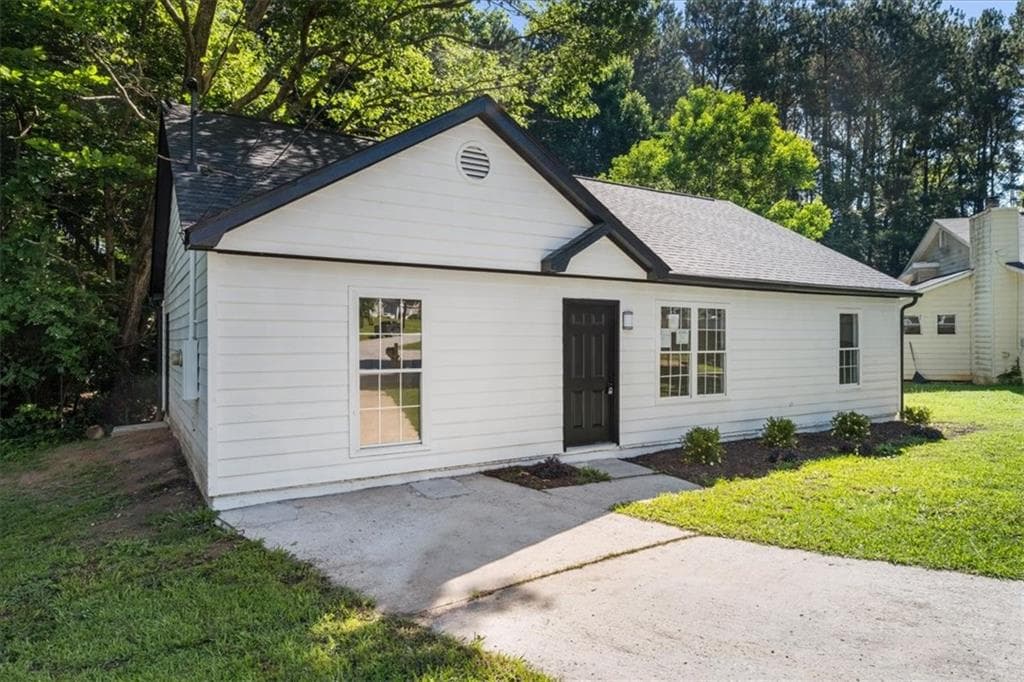 3 bedroom, 2 bathroom, 1,320 sq ft single family residence for sale at 245 Antebellum Circle, Riverdale, GA 30274 — photo 2