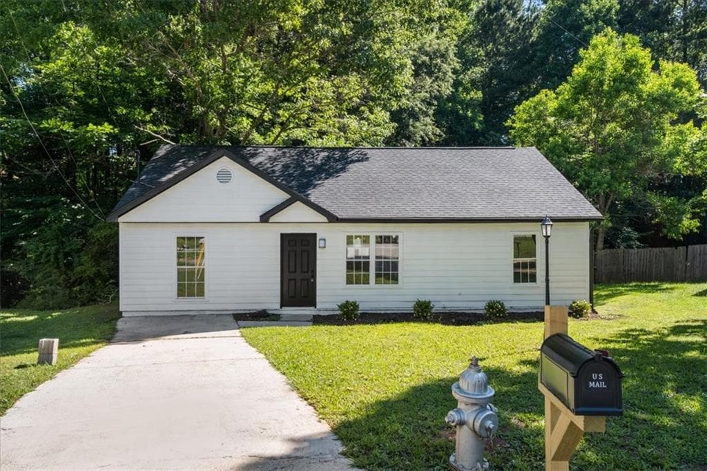 3 bedroom, 2 bathroom, 1,320 sq ft single family residence for sale at 245 Antebellum Circle, Riverdale, GA 30274 — photo 3