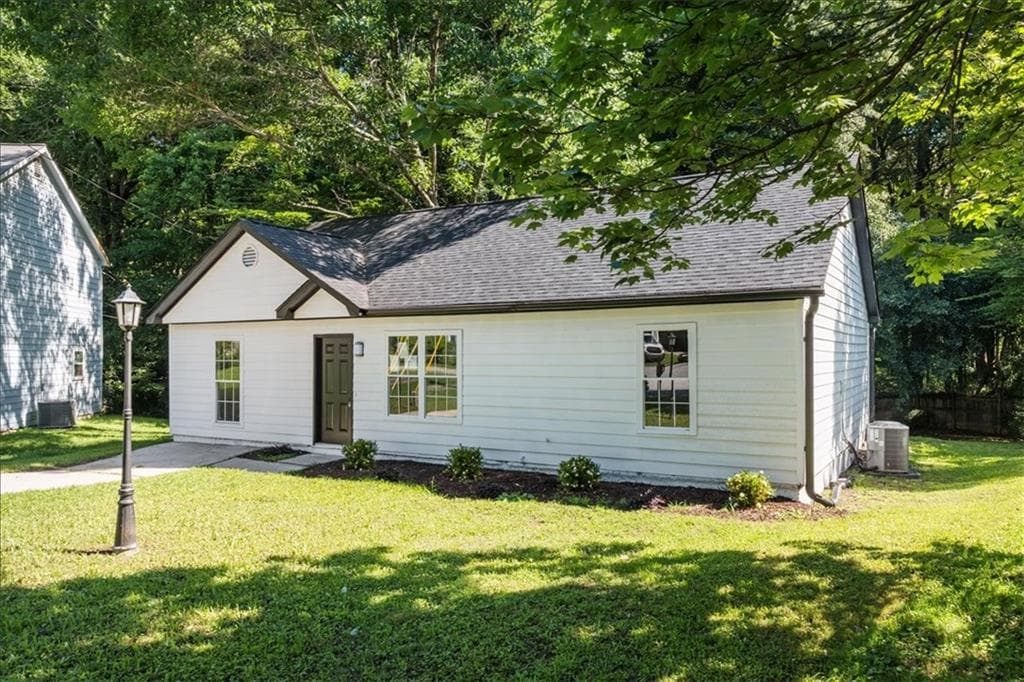 3 bedroom, 2 bathroom, 1,320 sq ft single family residence for sale at 245 Antebellum Circle, Riverdale, GA 30274 — photo 4