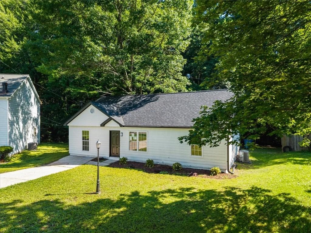 3 bedroom, 2 bathroom, 1,320 sq ft single family residence for sale at 245 Antebellum Circle, Riverdale, GA 30274 — photo 5