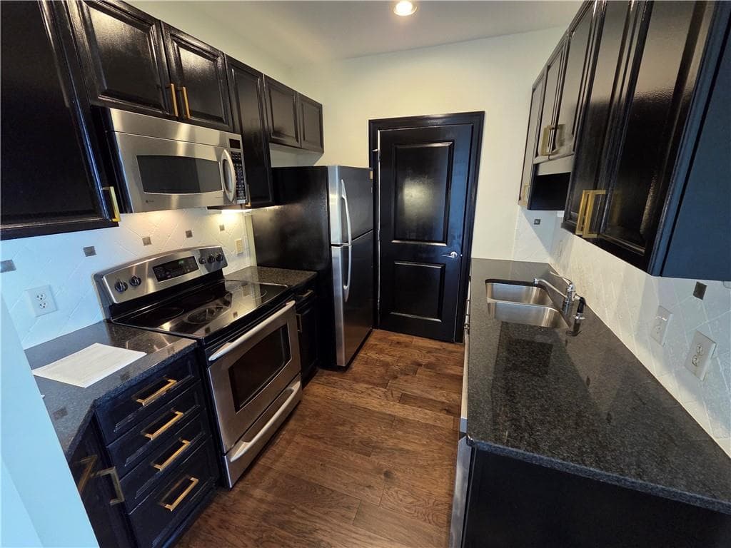 1 bedroom, 1 bathroom, 869 sq ft condominium for rent at 325 E Paces Ferry Road 2104, Atlanta, GA 30305 for $1,695 a month — photo 2