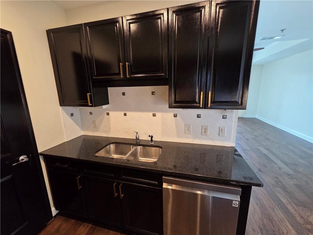 1 bedroom, 1 bathroom, 869 sq ft condominium for rent at 325 E Paces Ferry Road 2104, Atlanta, GA 30305 for $1,695 a month — photo 5