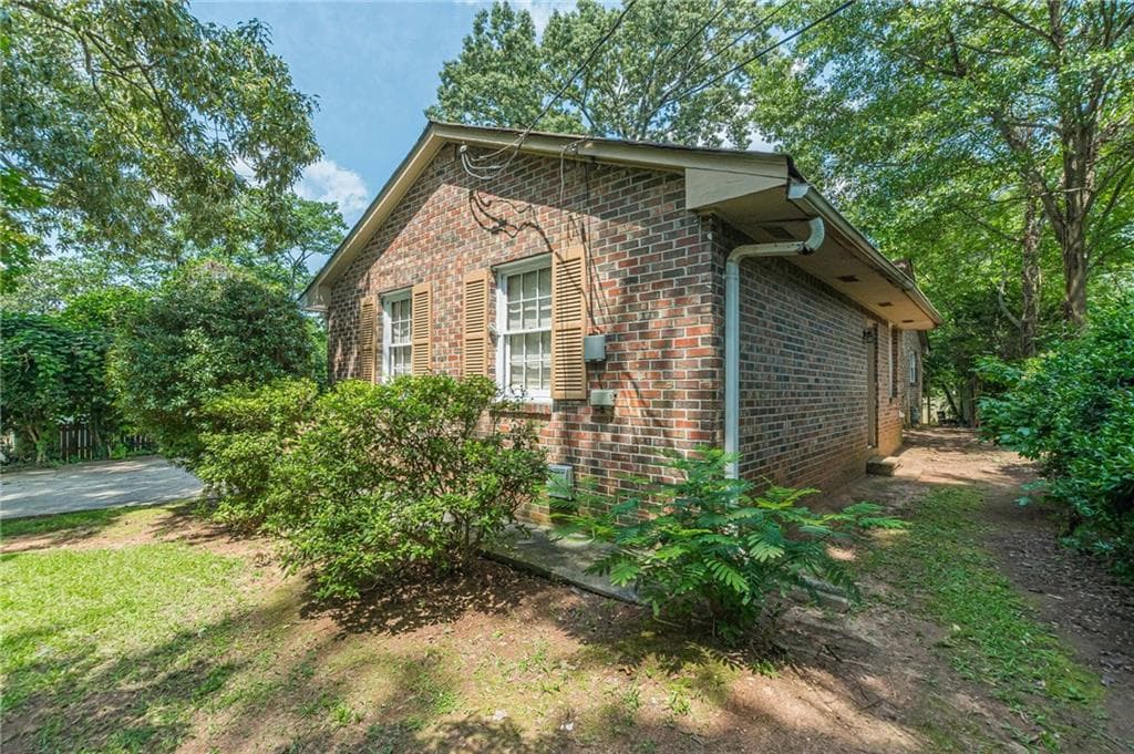 4 bedroom, 3 bathroom, 1,706 sq ft single family residence under contract at 3294 Old Jonesboro Road, Hapeville, GA 30354 — photo 3