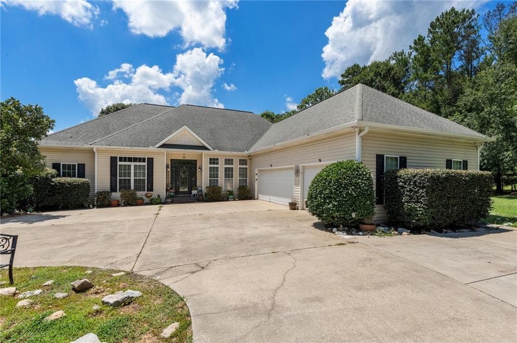 6 bedroom, 4 bathroom, 5,082 sq ft single family residence under contract at 900 Old Four Notch Road, Whitesburg, GA 30185 — photo 3