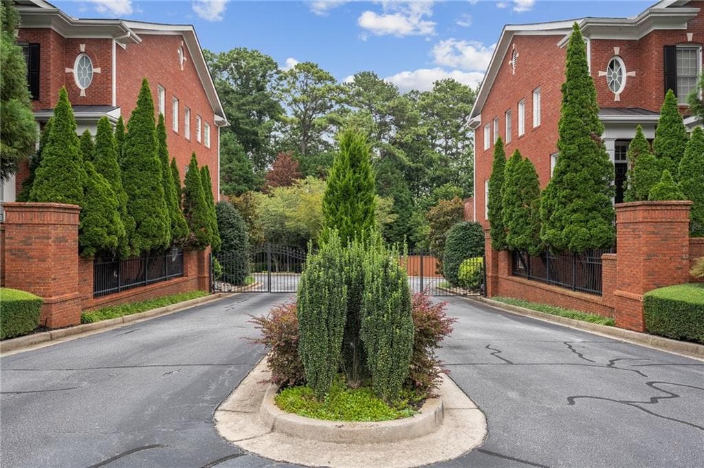 4 bedroom, 4 bathroom, 3,054 sq ft townhouse under contract at 4288 Kingston Gate Cove 5, Atlanta, GA 30341 — photo 3