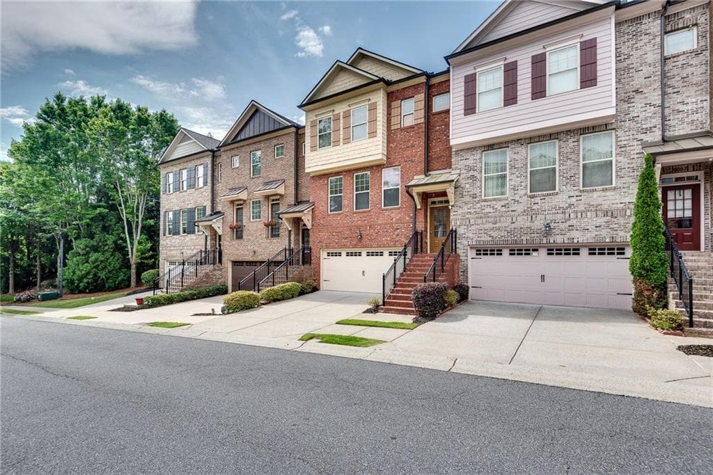 3 bedroom, 4 bathroom, 2,625 sq ft townhouse for sale at 9005 Woodland Trail, Alpharetta, GA 30009 — photo 1 of 54