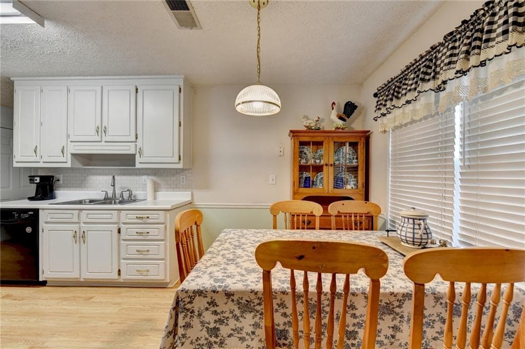 3 bedroom, 2 bathroom, 1,892 sq ft single family residence for sale at 940 Willow Springs Court, Loganville, GA 30052 — photo 5
