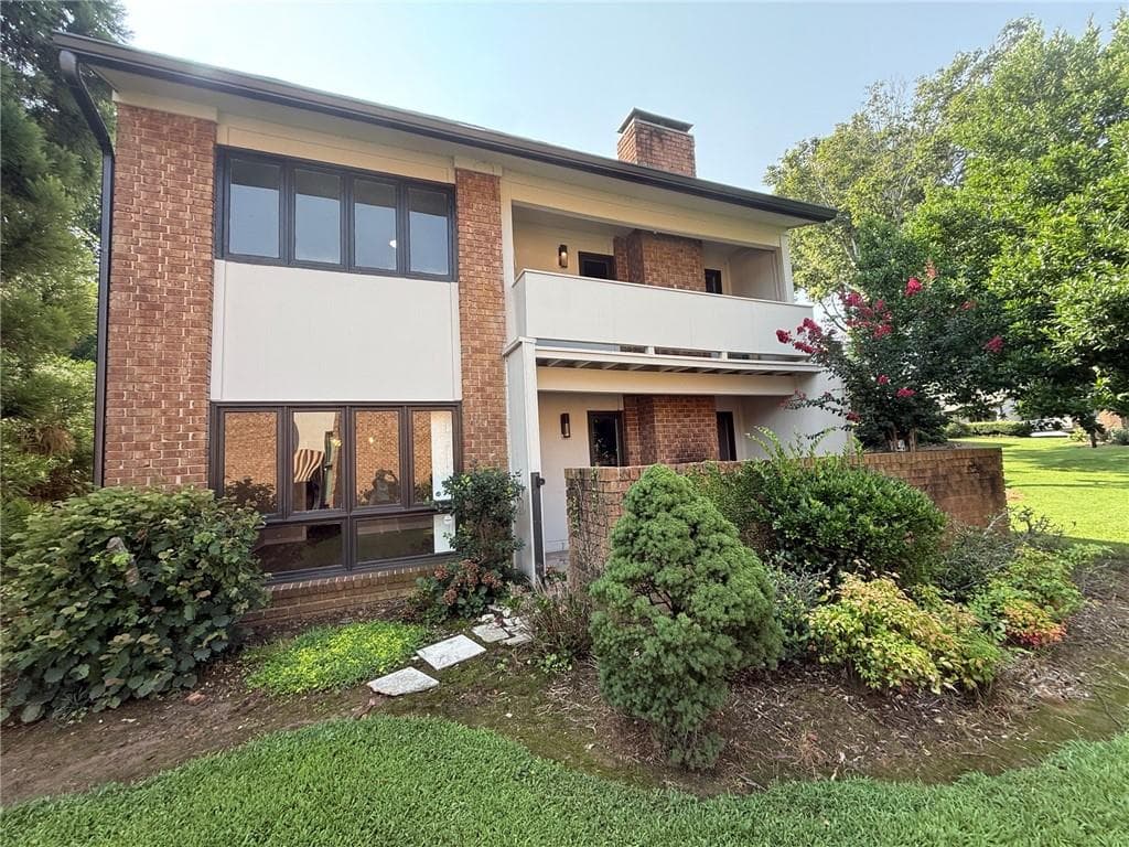 3 bedroom, 3 bathroom, 2,162 sq ft condominium for sale at 3240 Clairmont North, Atlanta, GA 30329 — photo 1 of 50