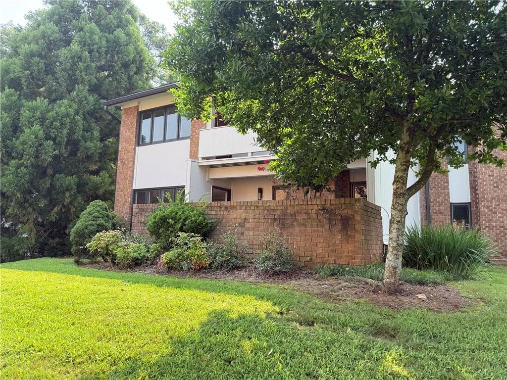 3 bedroom, 3 bathroom, 2,162 sq ft condominium for sale at 3240 Clairmont North, Atlanta, GA 30329 — photo 2