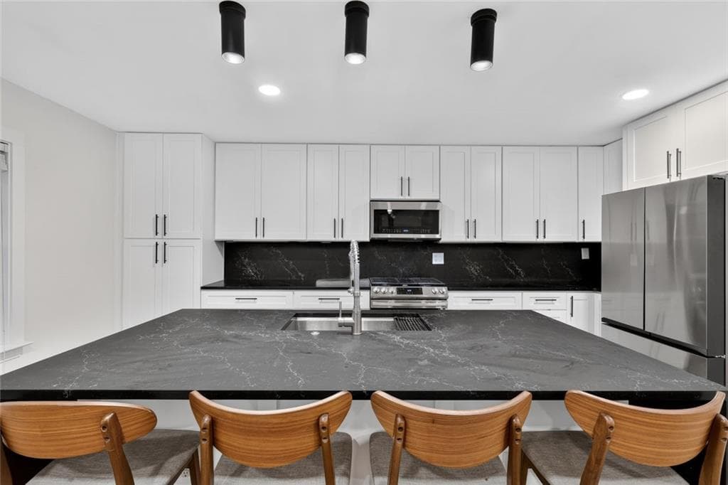 2 bedroom, 2 bathroom, 1,060 sq ft condominium for sale at 1445 Monroe Drive F2, Atlanta, GA 30324 — photo 3