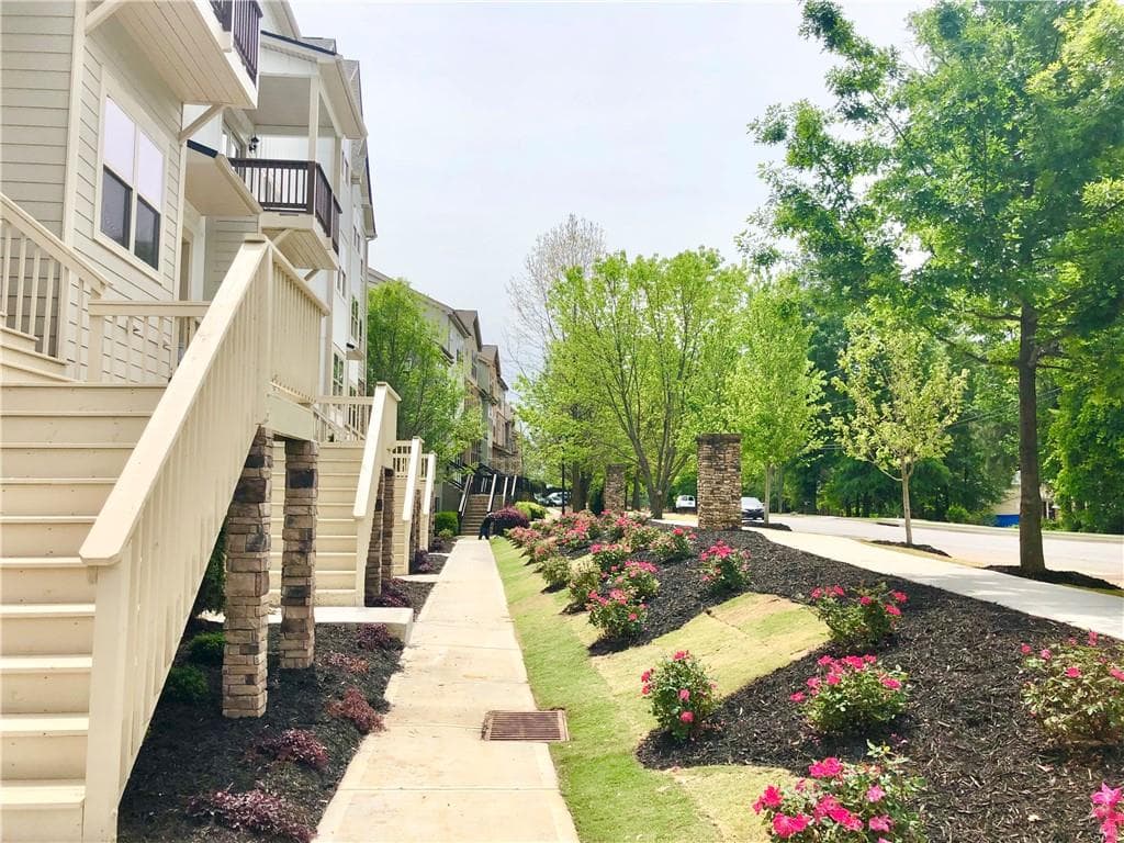 3 bedroom, 4 bathroom, 2,008 sq ft townhouse for sale at 3092 Quantum Lane, Atlanta, GA 30341 — photo 3