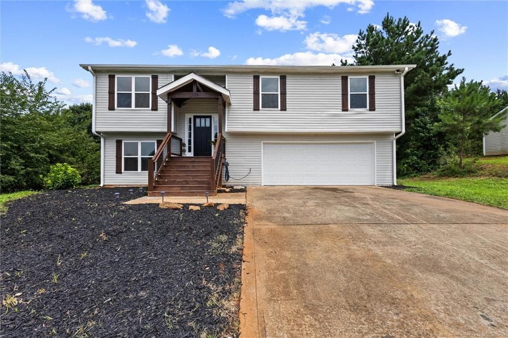 5 bedroom, 2 bathroom, 1,711 sq ft single family residence for sale at 305 Hunters Trace, Covington, GA 30014 — photo 1 of 43