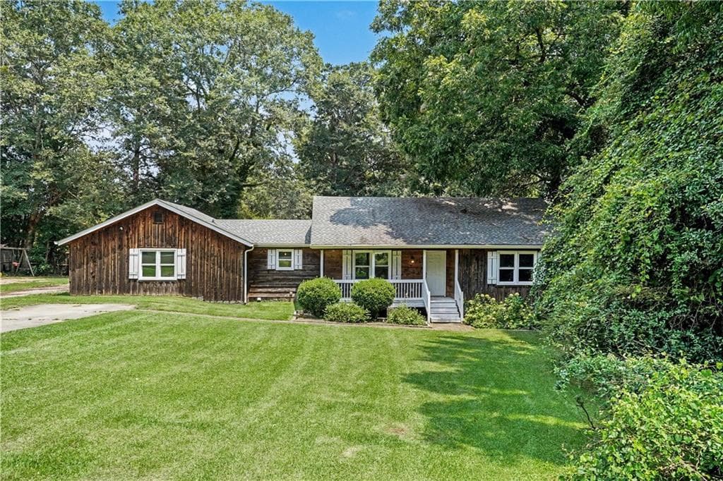 4 bedroom, 3 bathroom, 2,101 sq ft single family residence for sale at 1422 Zebulon Road, Griffin, GA 30224