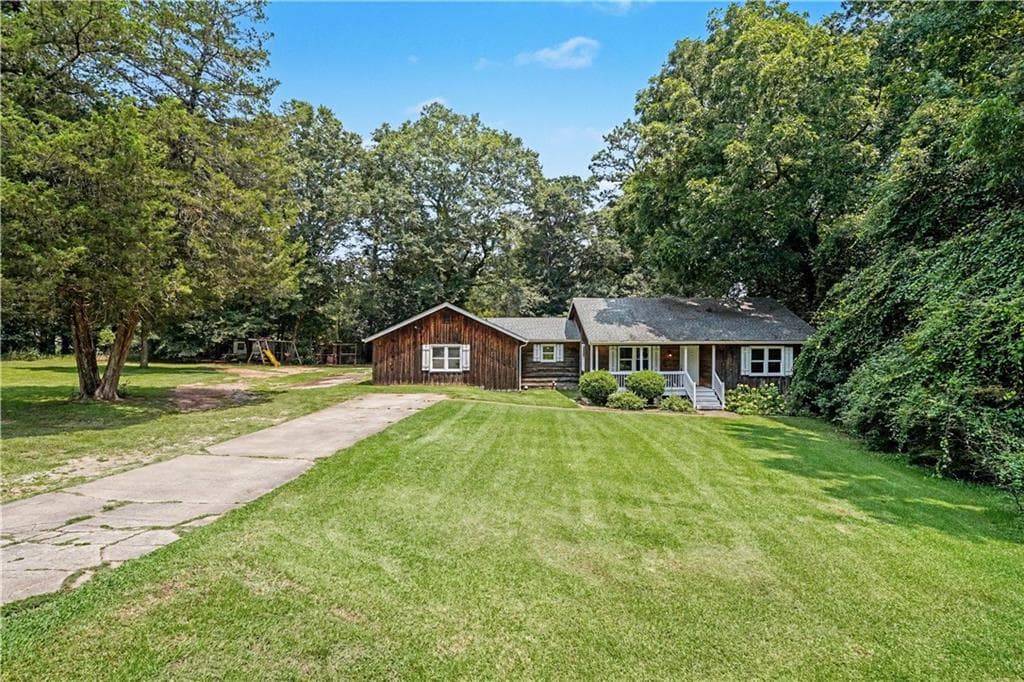 4 bedroom, 3 bathroom, 2,101 sq ft single family residence for sale at 1422 Zebulon Road, Griffin, GA 30224 — photo 2