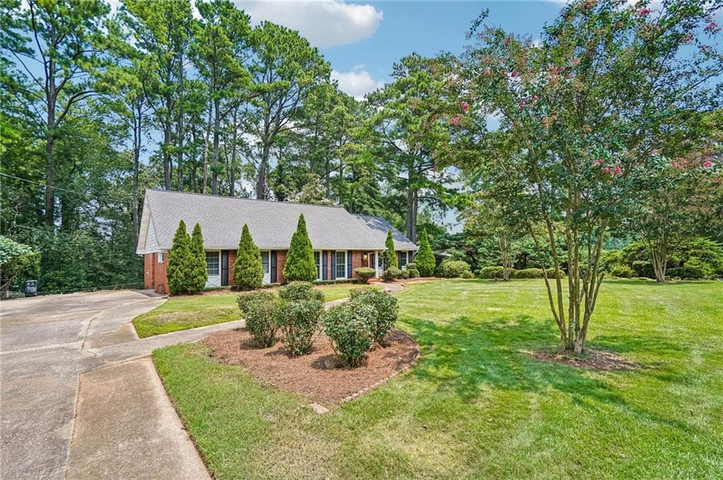 5 bedroom, 3 bathroom, 3,949 sq ft single family residence for sale at 2615 Skyline Drive, Atlanta, GA 30337 — photo 3