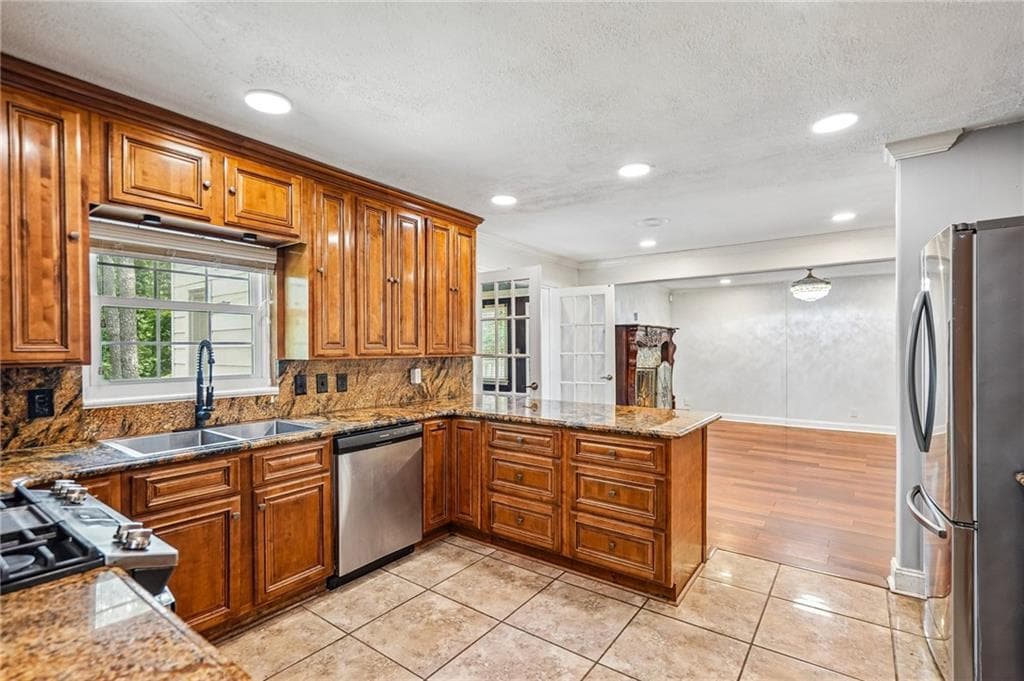 5 bedroom, 3 bathroom, 3,949 sq ft single family residence for sale at 2615 Skyline Drive, Atlanta, GA 30337 — photo 6