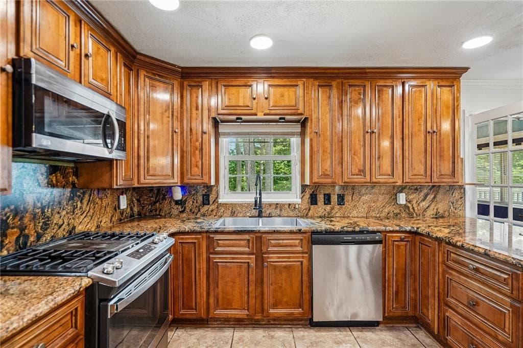 5 bedroom, 3 bathroom, 3,949 sq ft single family residence for sale at 2615 Skyline Drive, Atlanta, GA 30337 — photo 7