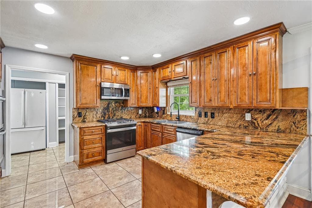 5 bedroom, 3 bathroom, 3,949 sq ft single family residence for sale at 2615 Skyline Drive, Atlanta, GA 30337 — photo 8