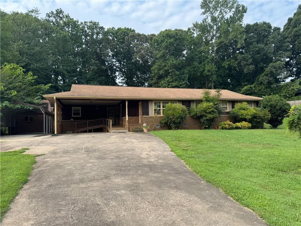 3 bedroom, 2 bathroom, 1,499 sq ft single family residence under contract at 3091 Browns Bridge Road, Gainesville, GA 30504 — photo 2