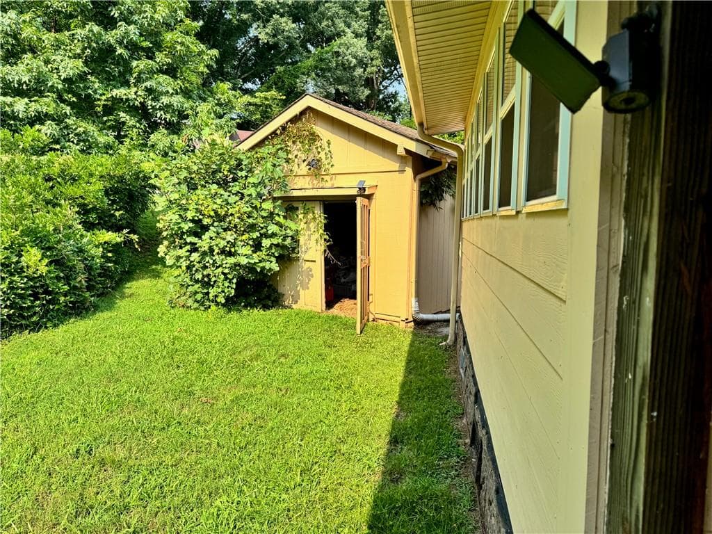 3 bedroom, 2 bathroom, 1,499 sq ft single family residence under contract at 3091 Browns Bridge Road, Gainesville, GA 30504 — photo 4